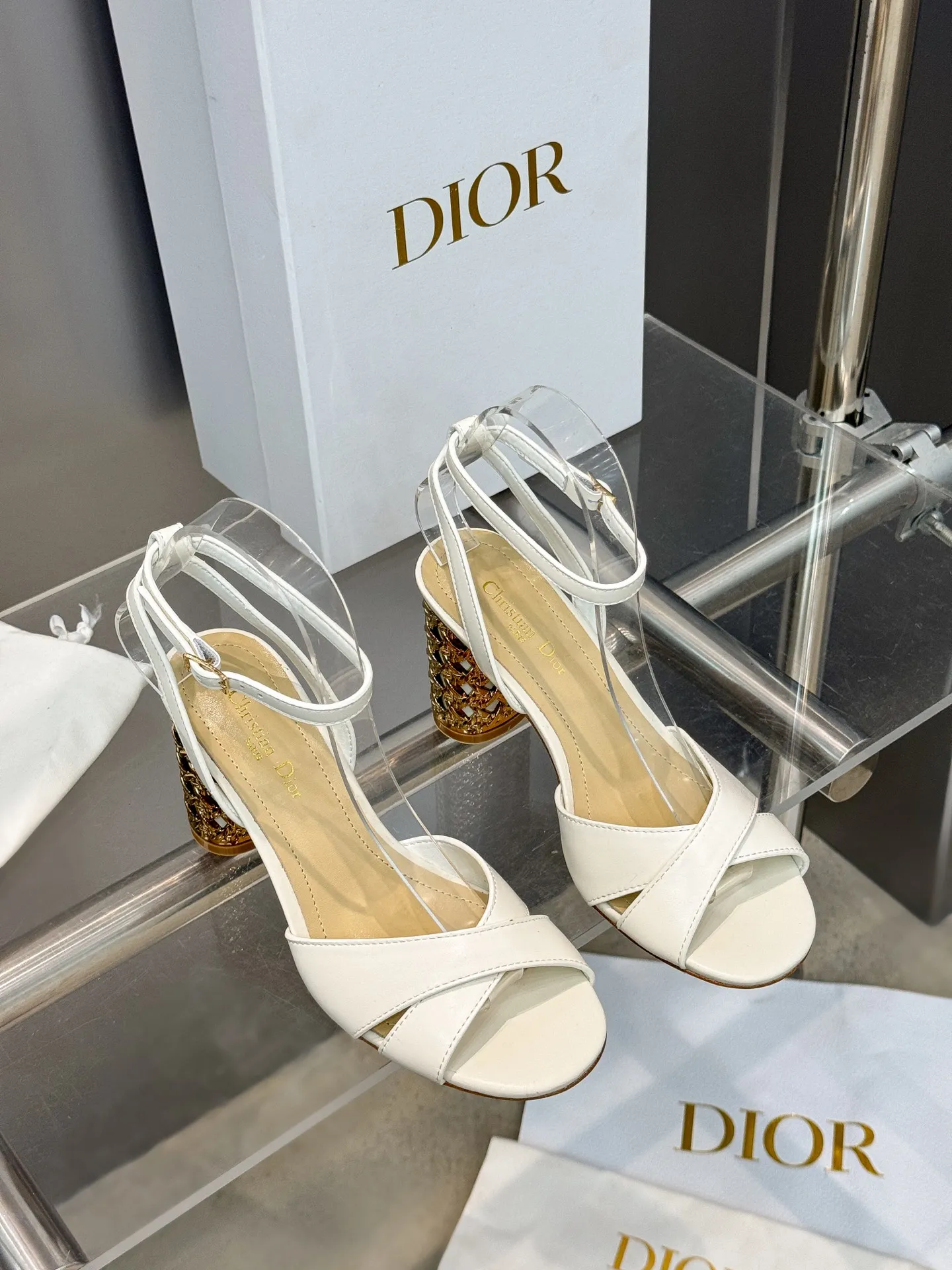 👟👟Ex-factory price 560👟👟 Dior 2024 autumn and winter new Icon series cylindrical heel ankle strap women's shoes CD star same style high-heeled round toe cross strap color matching sandals Material: imported full-grain calfskin upper + water-dyed sheepskin lining feet + Italian genuine leather outsole Heel height: 8.5CM Size: 35-42 Standard code (40.41.42. Customized, non-refundable)